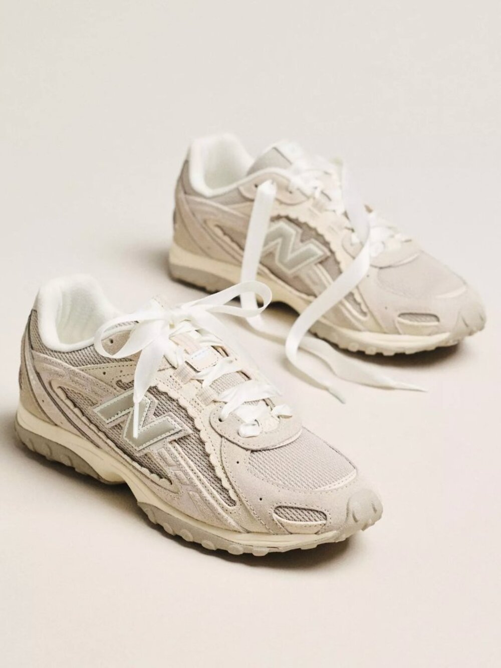 NEW BALANCE 204L IN SEA SALT WITH LINEN - SIZE WOMEN'S US 8.5 (MEN'S 7)